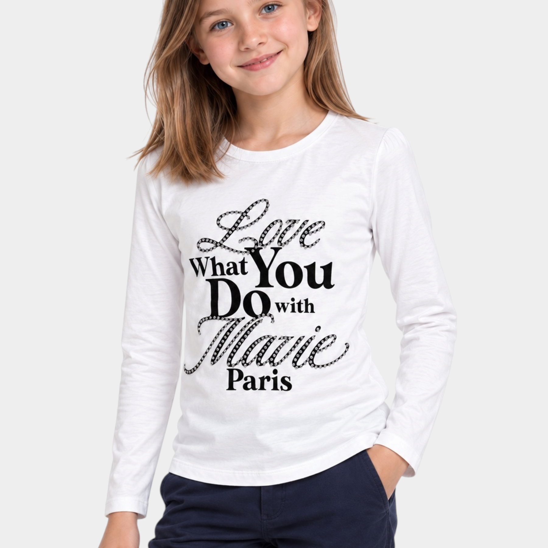 Bambina indossa una t-shirt bianca a maniche lunghe Follower SRL con scritta nera e dettagli gioiello