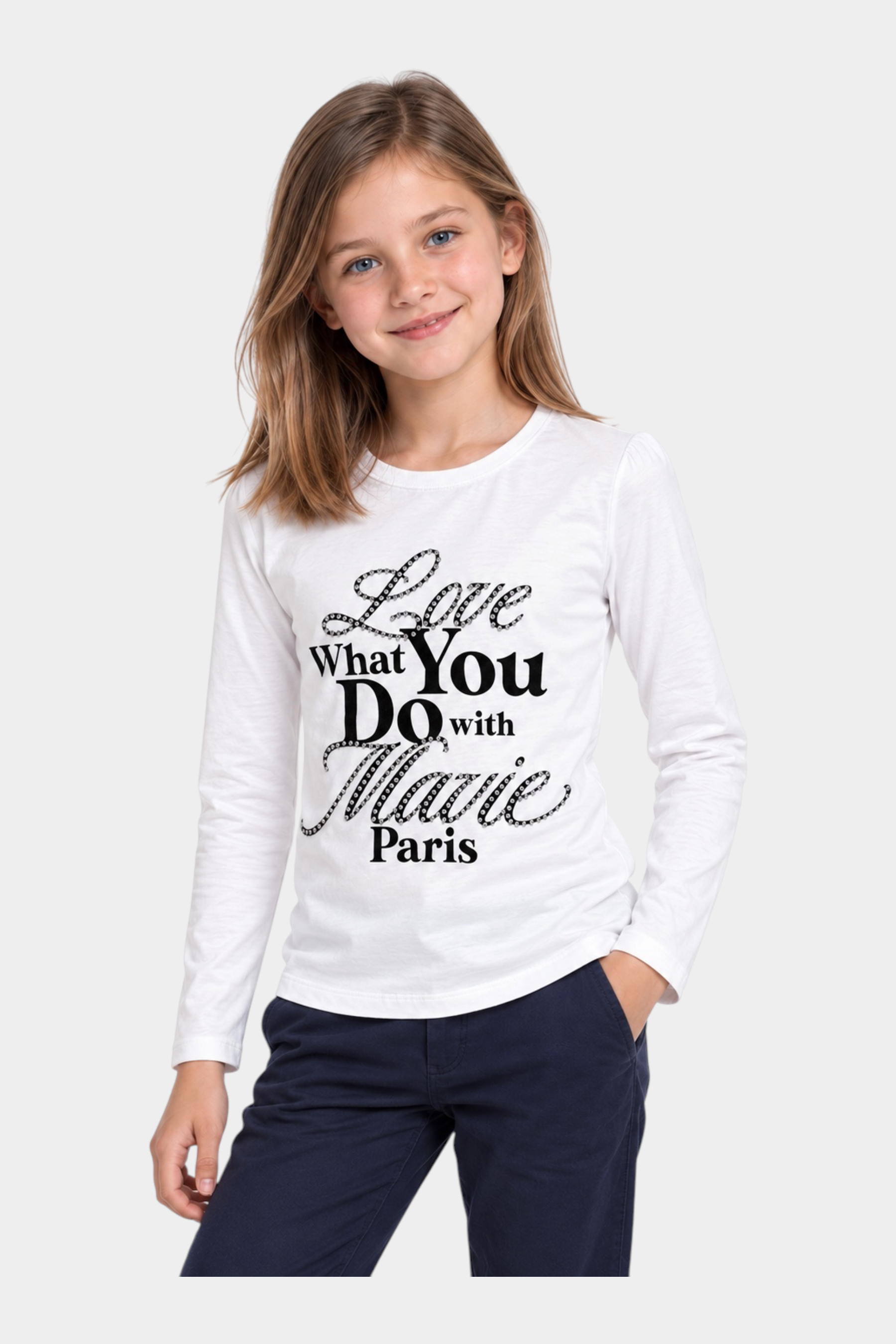 Bambina indossa una t-shirt bianca a maniche lunghe Follower SRL con scritta nera e dettagli gioiello