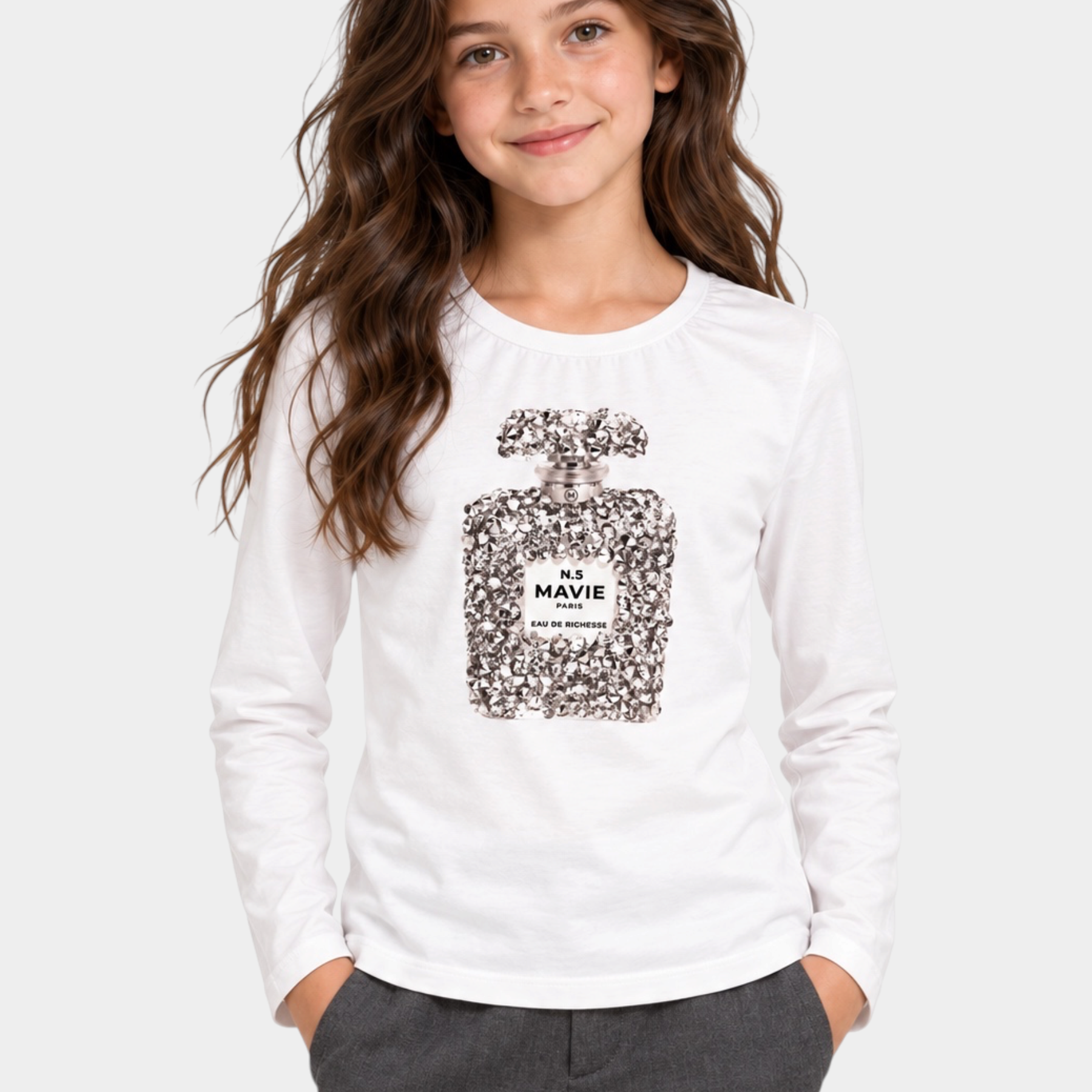 Bambina indossa una t-shirt bianca a maniche lunghe Follower SRL con stampa gioiello a forma di profumo