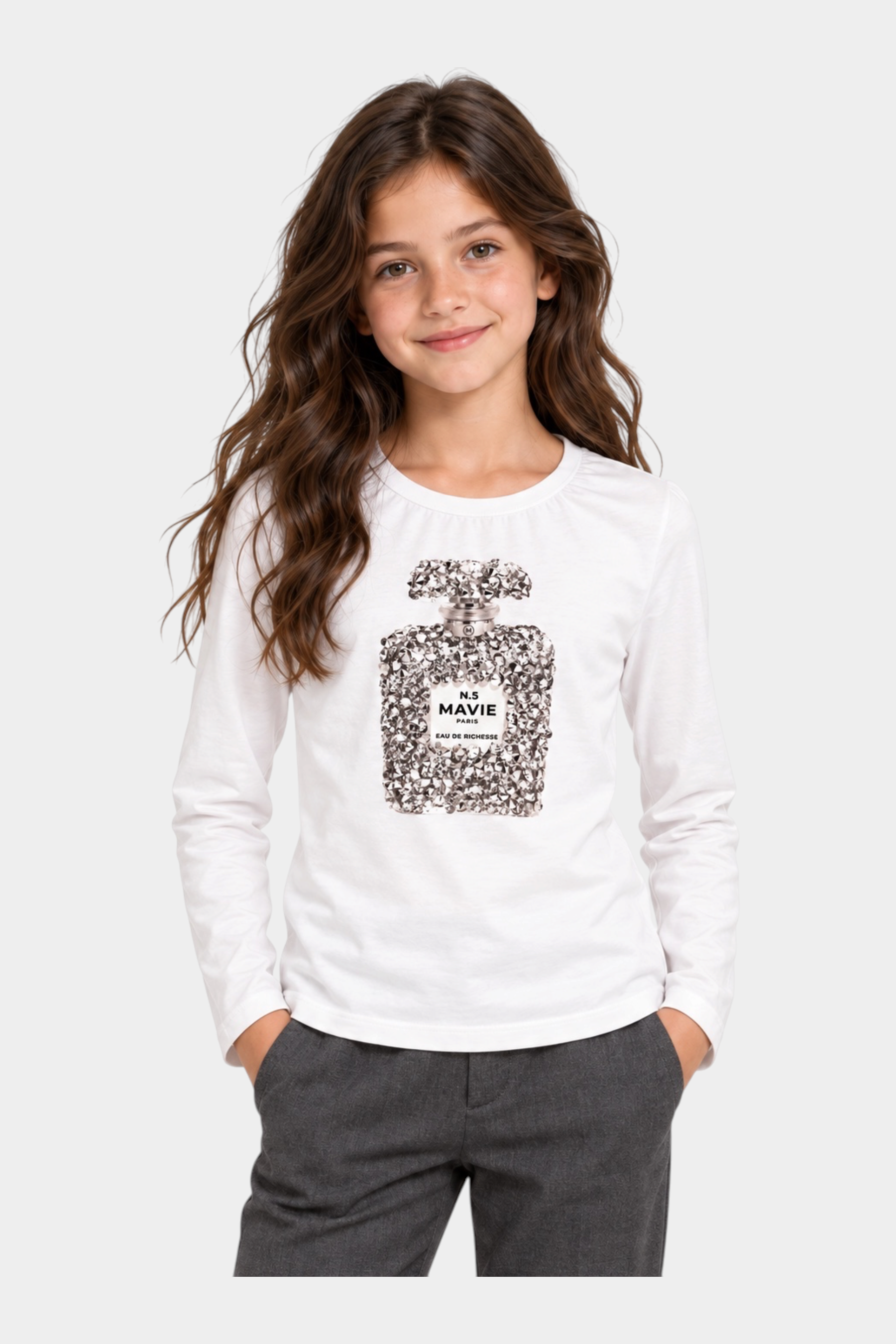 Bambina indossa una t-shirt bianca a maniche lunghe Follower SRL con stampa gioiello a forma di profumo