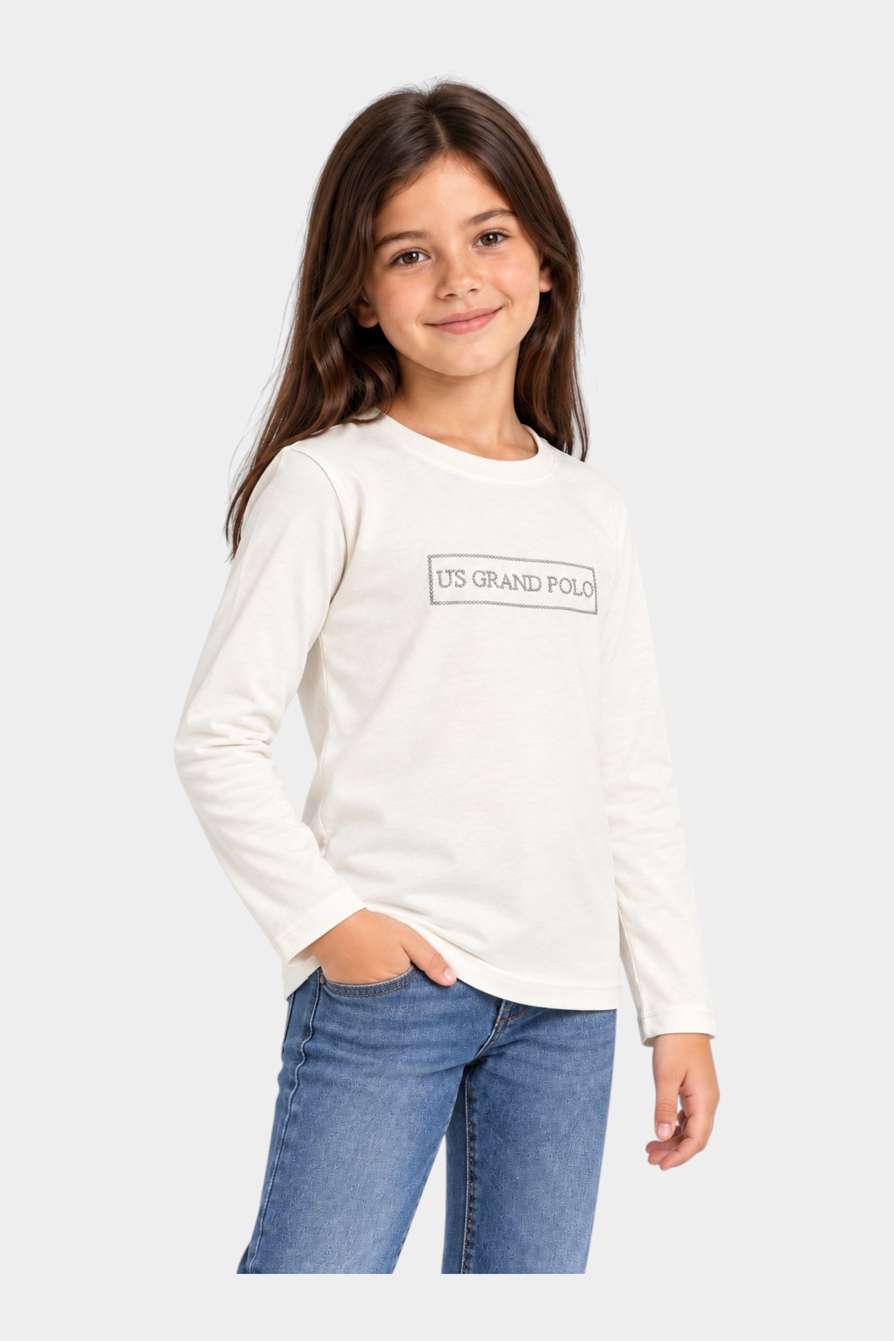 Bambina indossa una t-shirt bianca a maniche lunghe Follower SRL con logo US GRAND POLO decorato con strass