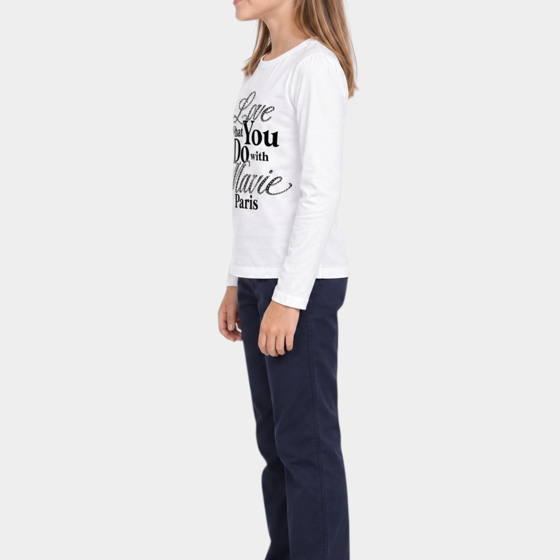 Bambina indossa t-shirt bianca a maniche lunghe Follower SRL con scritta gioiello in strass neri e pantaloni blu