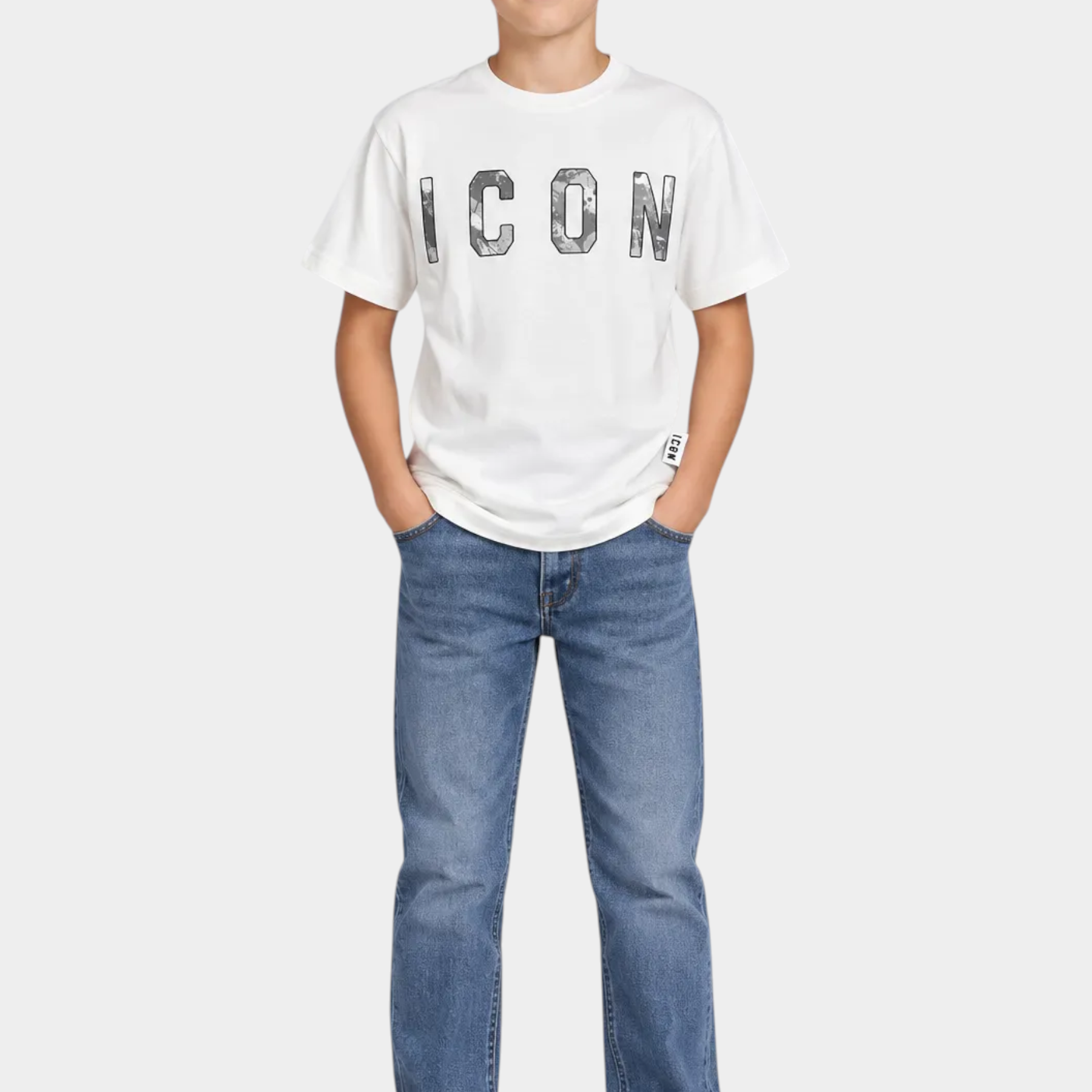 Ragazzo indossa T-Shirt bianca Follower SRL con scritta ICON stampata e jeans blu, stile casual