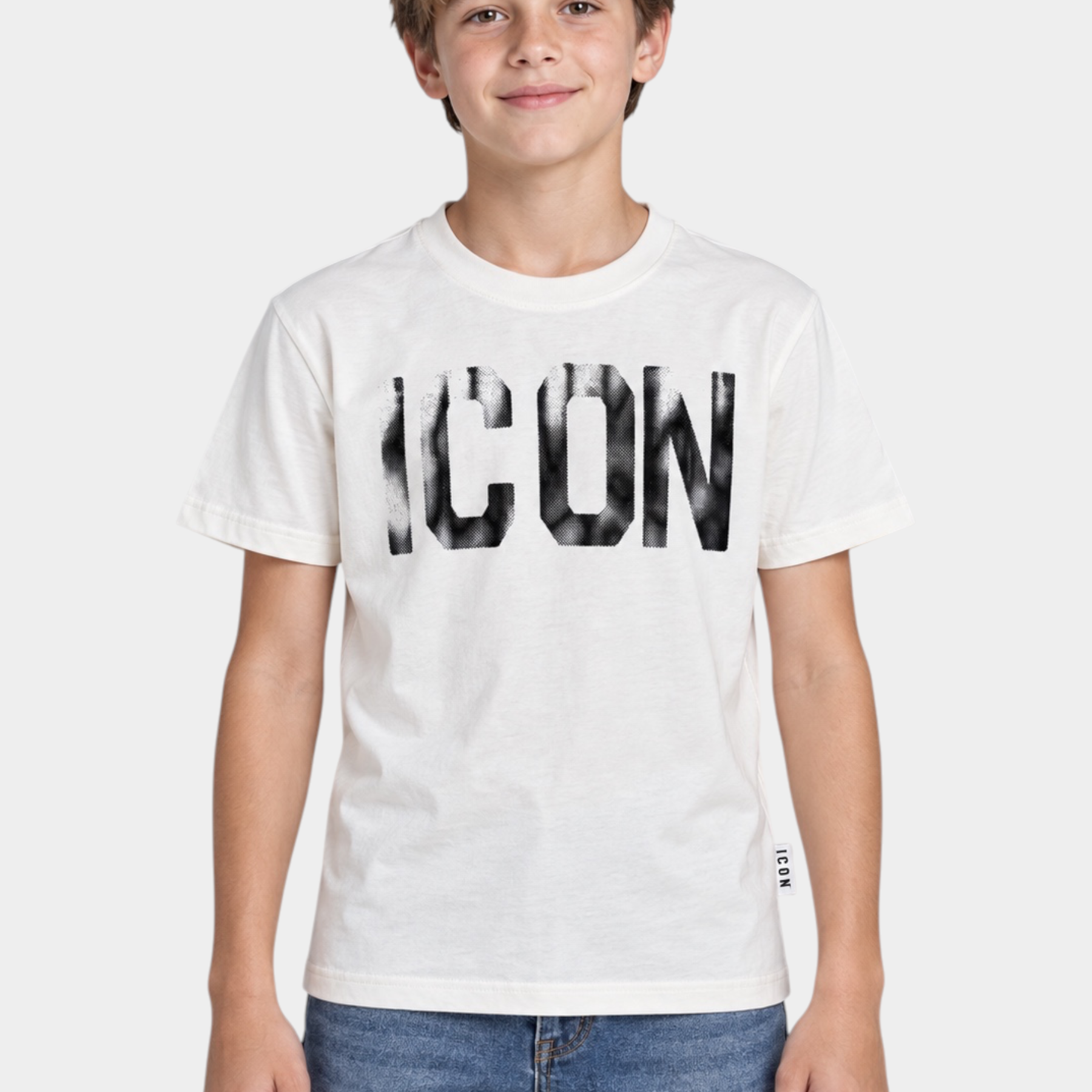 Ragazzo indossa T-shirt bianca in cotone Follower SRL con stampa grafica ICON nera sul petto e jeans blu