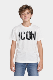 Ragazzo indossa T-shirt bianca in cotone Follower SRL con stampa grafica ICON nera sul petto e jeans blu