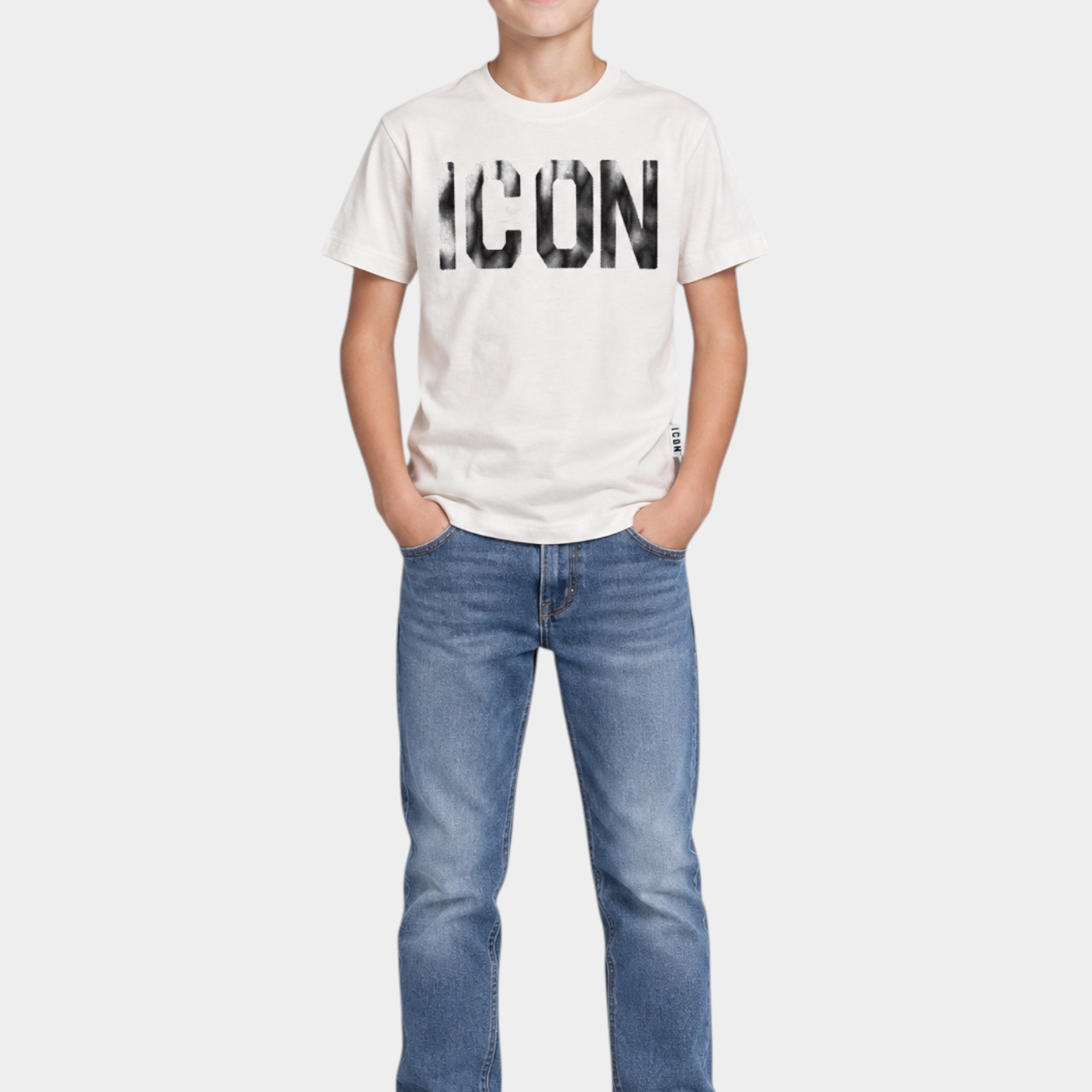 Ragazzo indossa T-shirt bianca in cotone Follower SRL con stampa ICON nera sul petto e jeans blu