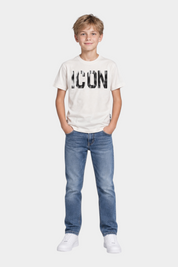 Ragazzo indossa T-shirt bianca in cotone Follower SRL con stampa ICON nera sul petto e jeans blu