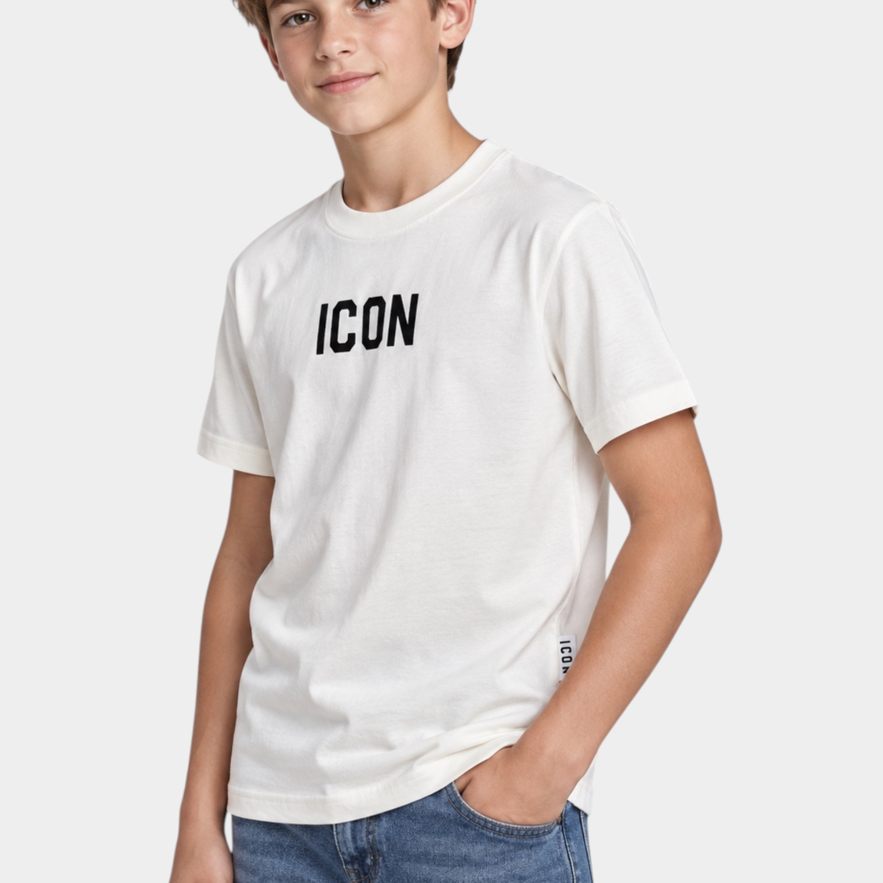Ragazzo indossa una T-shirt bianca Follower SRL in cotone con logo ICON nero sul petto e jeans blu