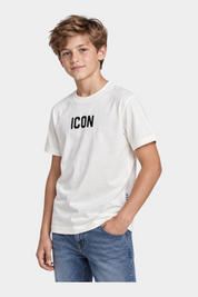 Ragazzo indossa una T-shirt bianca Follower SRL in cotone con logo ICON nero sul petto e jeans blu
