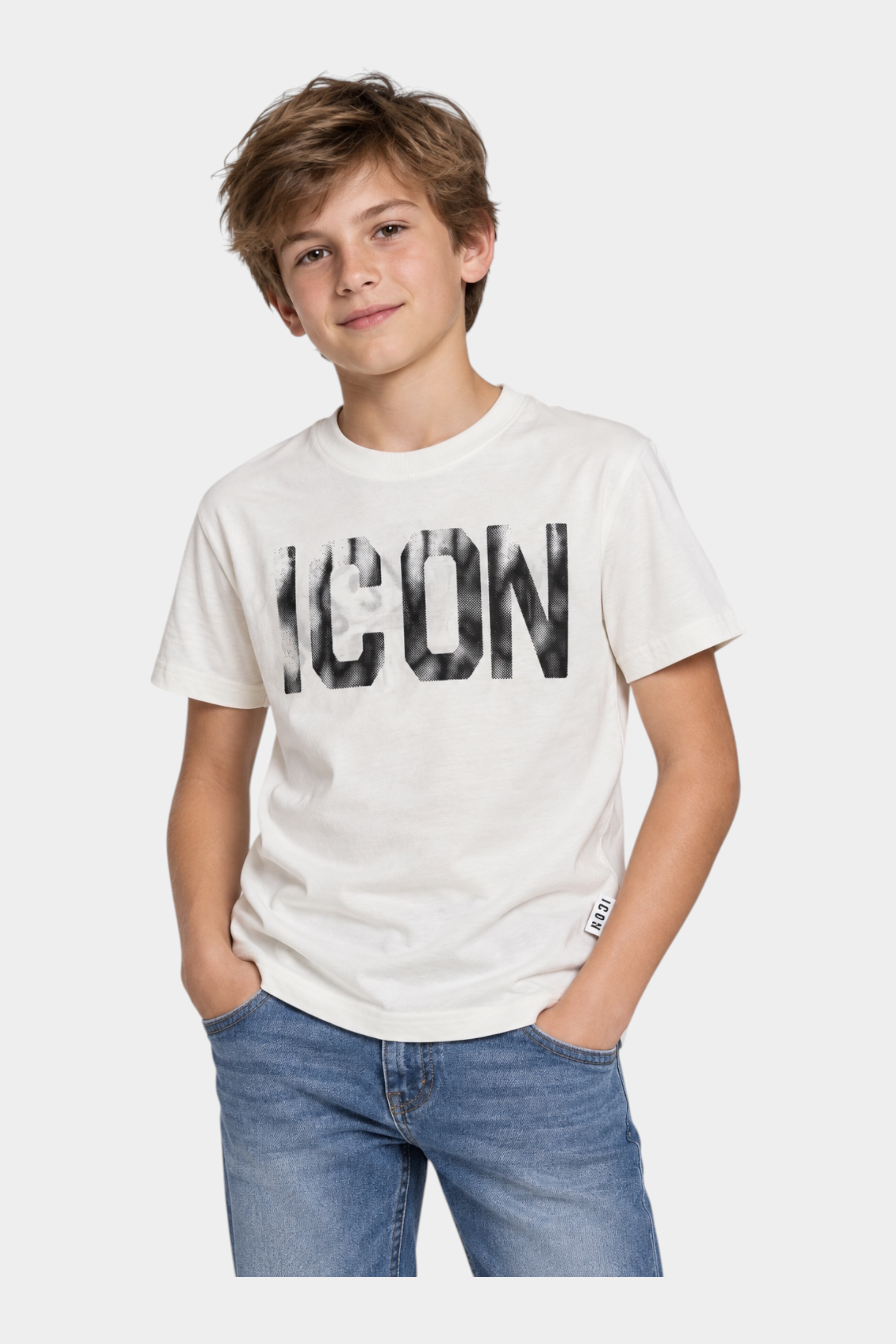 Ragazzo indossa una T-shirt bianca in cotone Follower SRL con stampa grafica ICON nera sul petto e jeans blu
