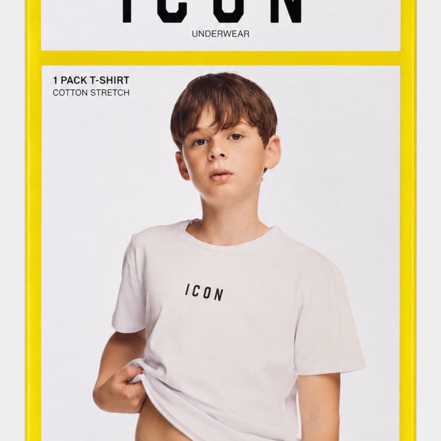 Confezione Follower SRL con t-shirt bianca in cotone elasticizzato per bambino con logo ICON sul petto