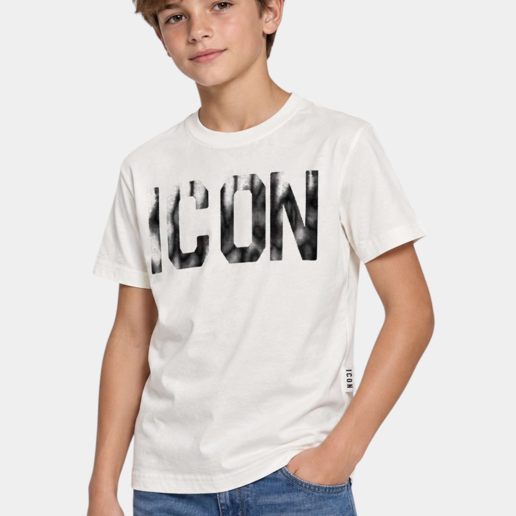Ragazzo indossa una T-shirt bianca in cotone Follower SRL con stampa grafica ICON nera sul petto e jeans blu