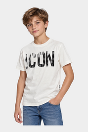 Ragazzo indossa una T-shirt bianca in cotone Follower SRL con stampa grafica ICON nera sul petto e jeans blu