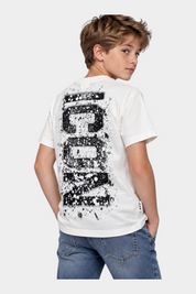 Ragazzo indossa t-shirt bianca Follower SRL con stampa ICON nera effetto schizzi sul retro