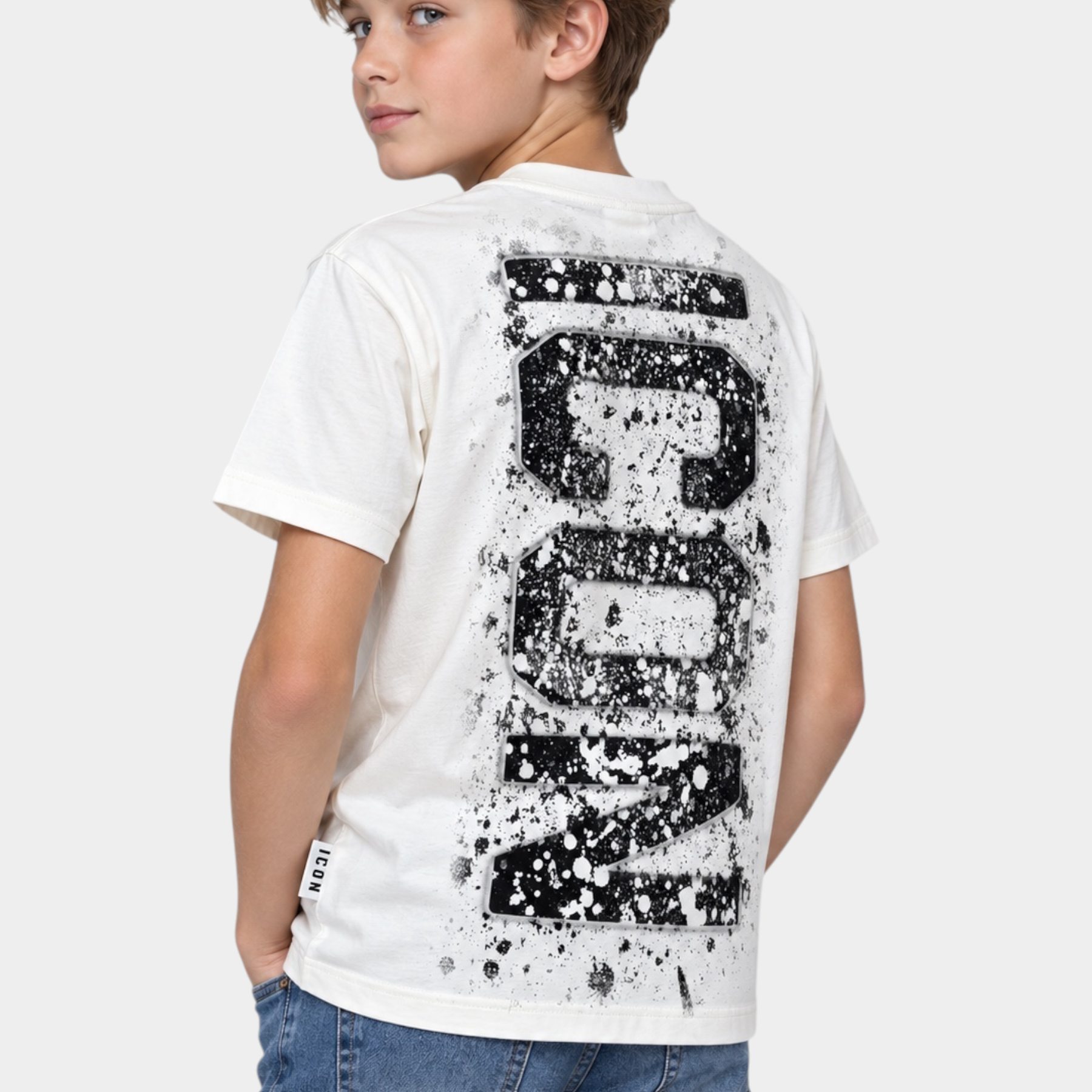 Ragazzo indossa una t-shirt bianca Follower SRL con stampa ICON nera effetto schizzi sul retro