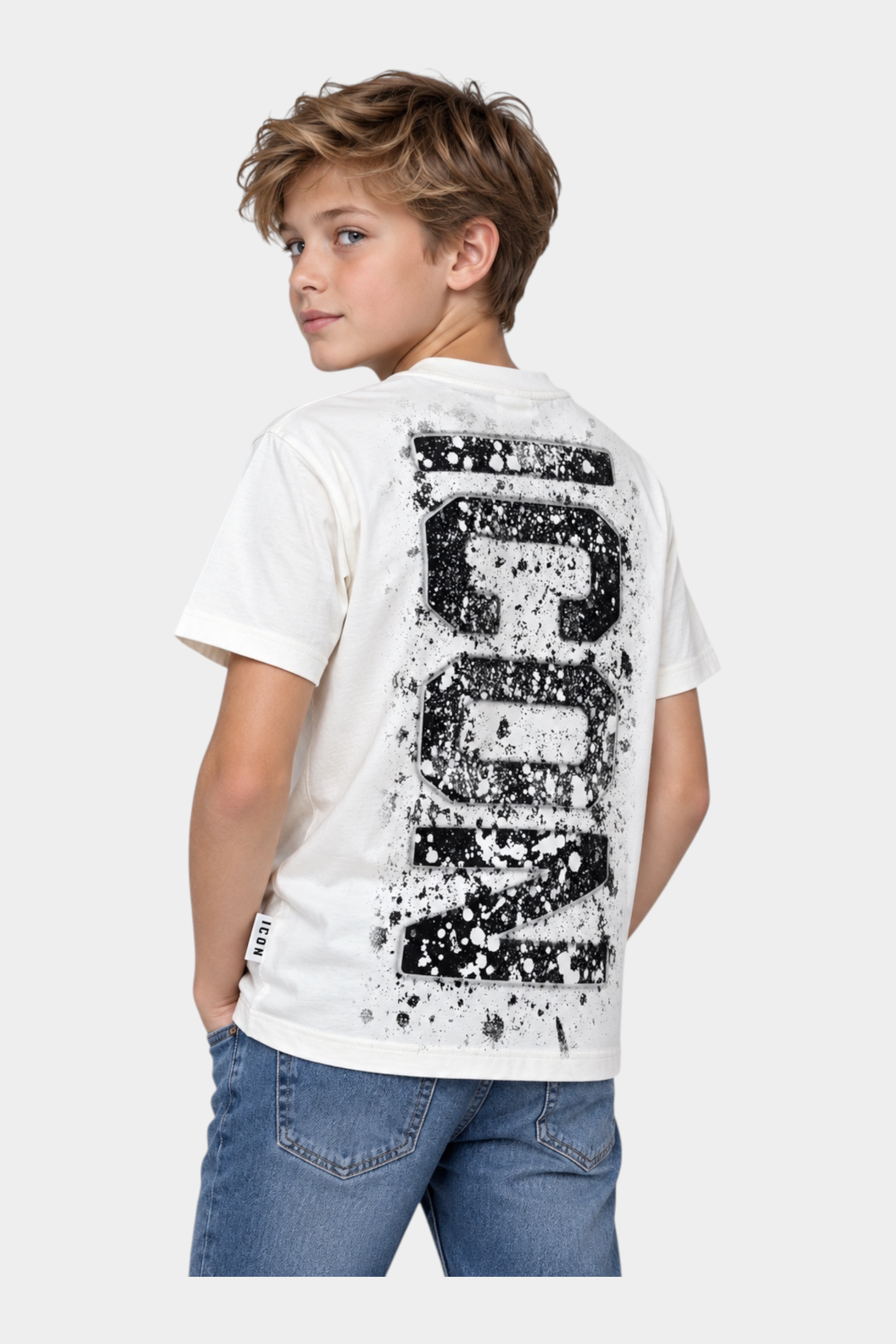 Ragazzo indossa una t-shirt bianca Follower SRL con stampa ICON nera effetto schizzi sul retro