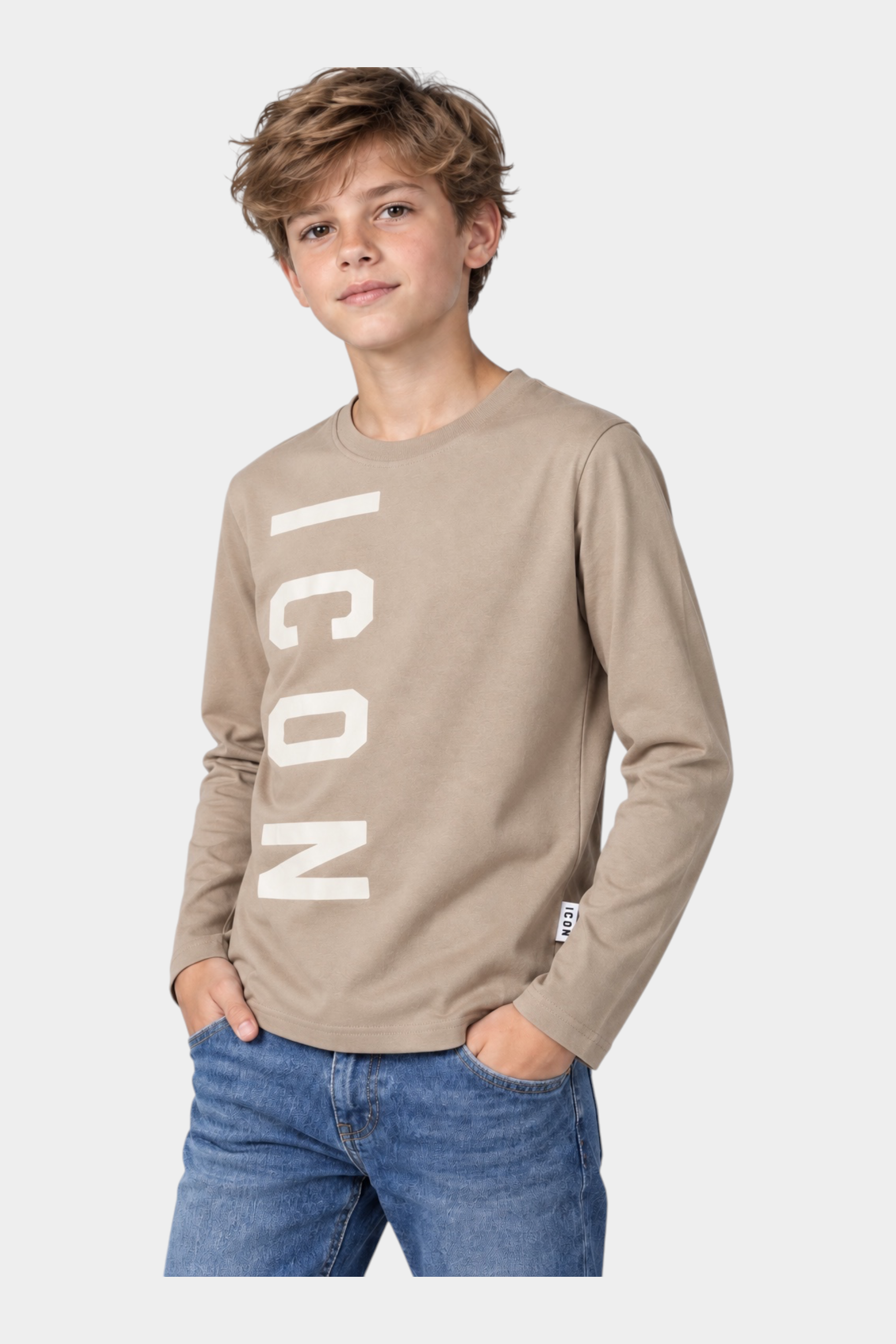 Ragazzo indossa una T-Shirt Follower SRL beige a maniche lunghe con stampa ICON bianca e girocollo