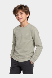 Ragazzo indossa una t-shirt a maniche lunghe beige Follower SRL con logo US GRAND POLO ricamato sul petto