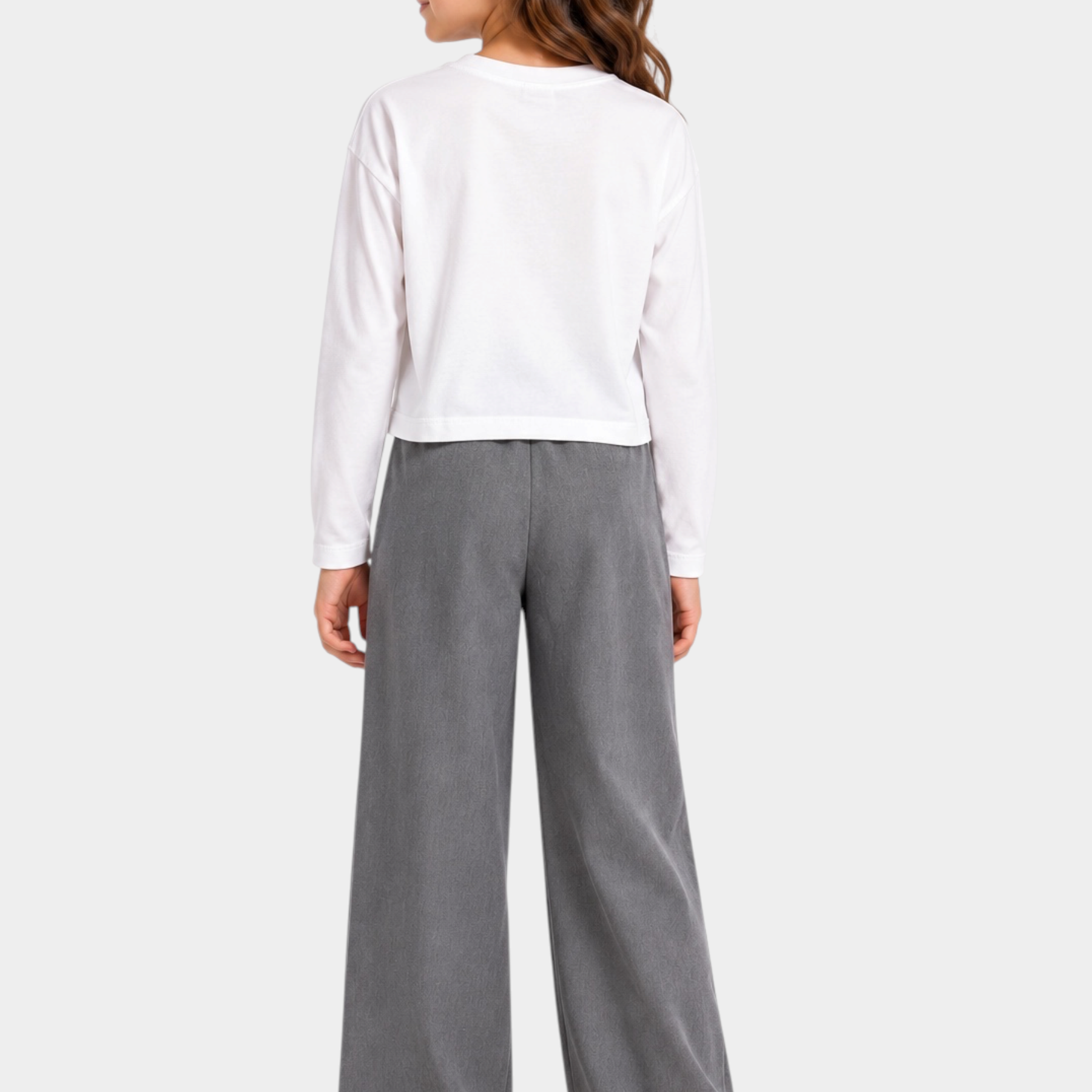 Bambina indossa t-shirt bianca a maniche lunghe Follower SRL con pantaloni grigi a gamba larga