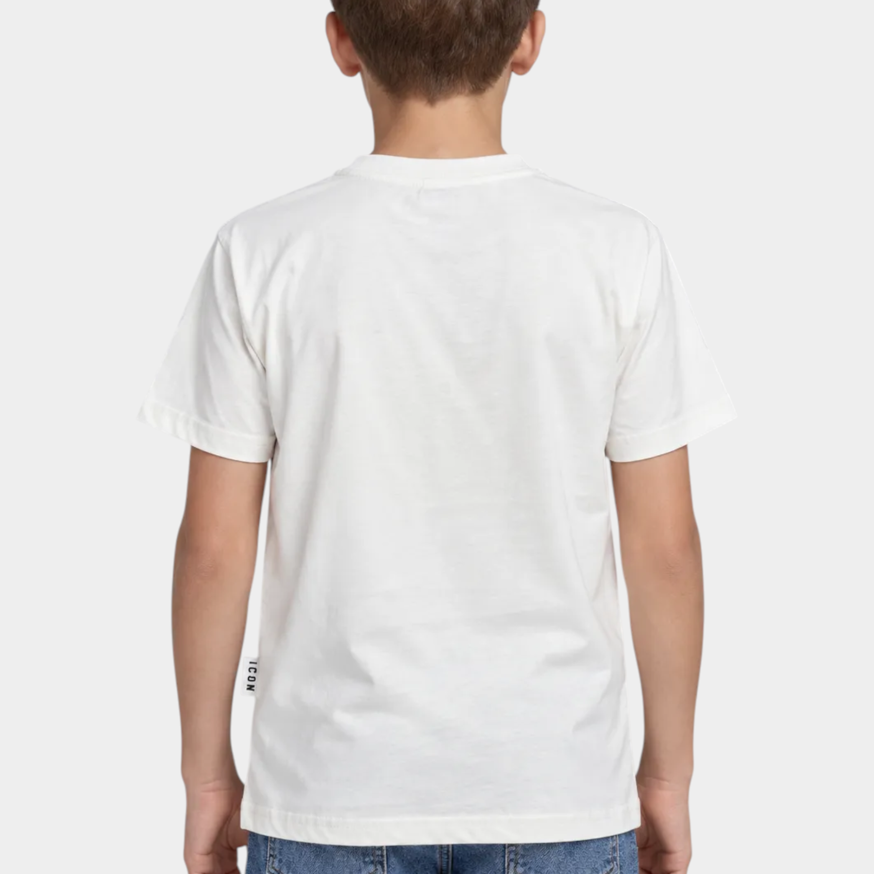 Vista posteriore di un bambino che indossa una t-shirt bianca Follower SRL con etichetta laterale ICON