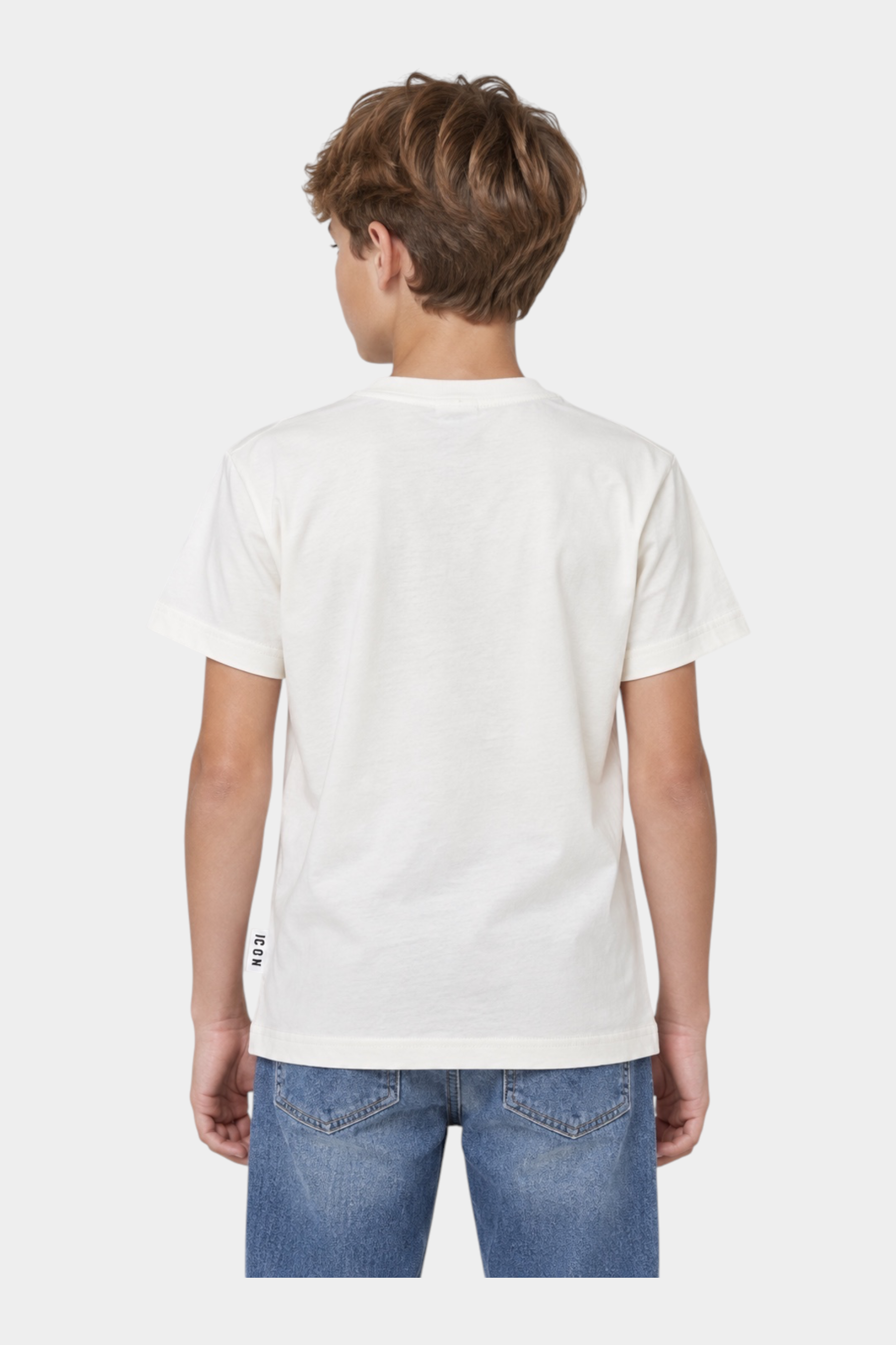 Ragazzo di spalle indossa una T-shirt bianca Follower SRL in cotone con etichetta laterale ICON e jeans blu