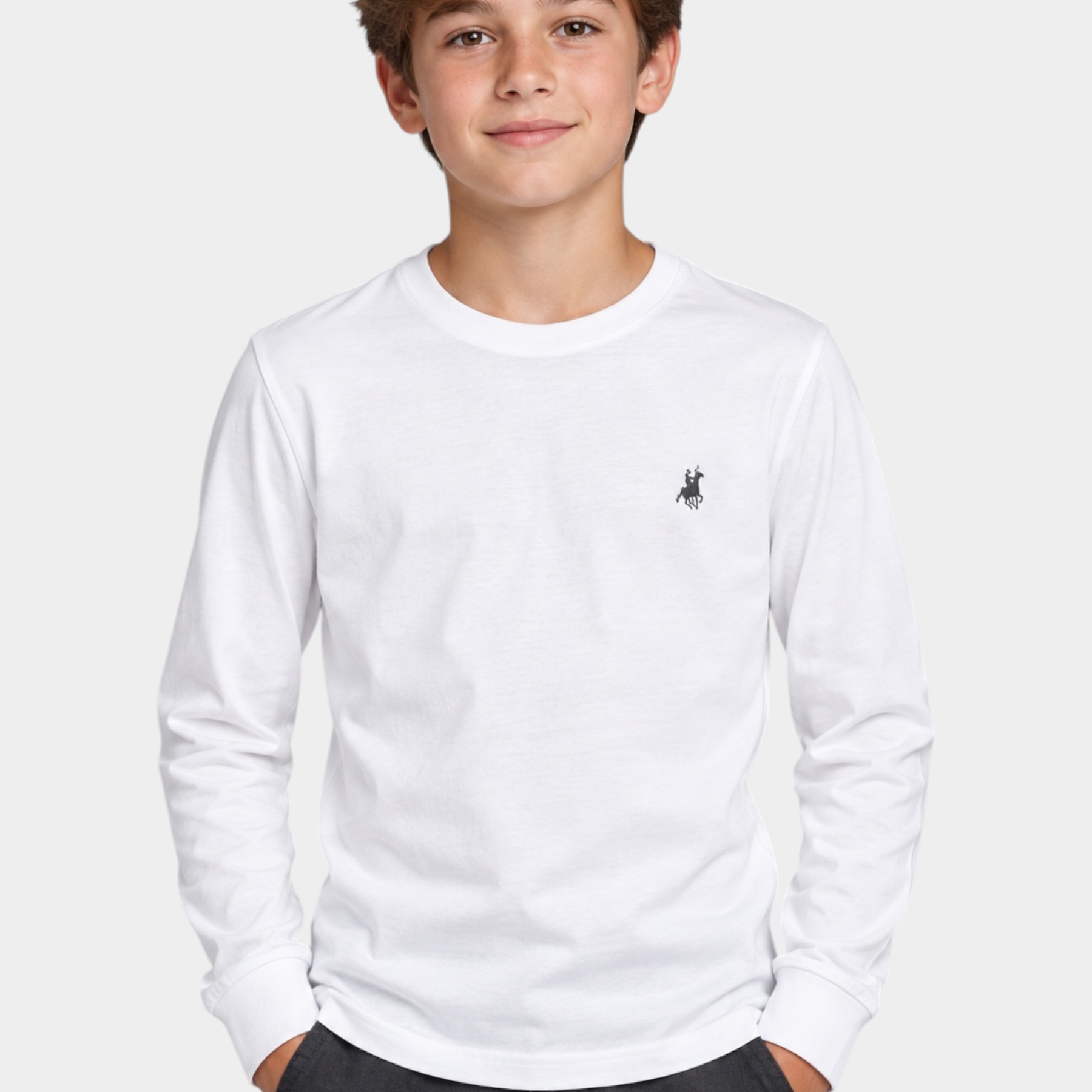 Ragazzo indossa t-shirt bianca a maniche lunghe Follower SRL con logo iconico sul petto