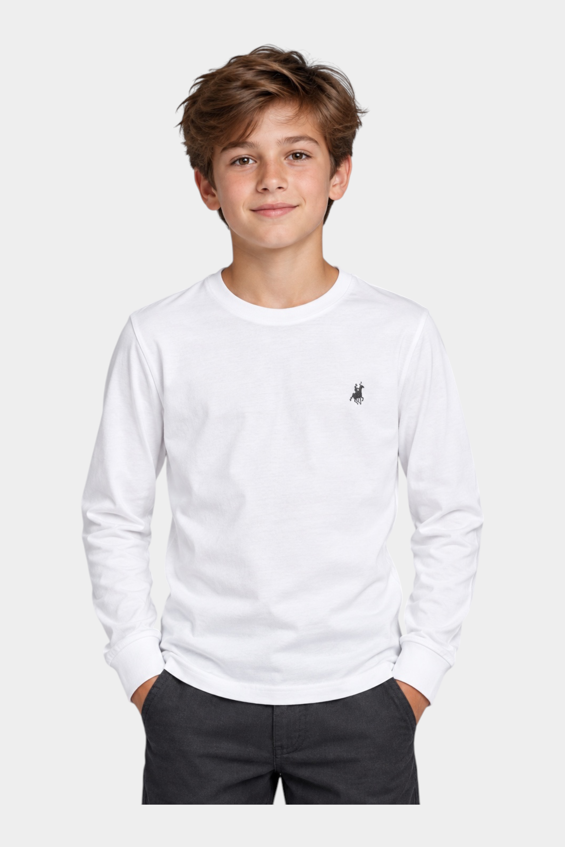 Ragazzo indossa t-shirt bianca a maniche lunghe Follower SRL con logo iconico sul petto