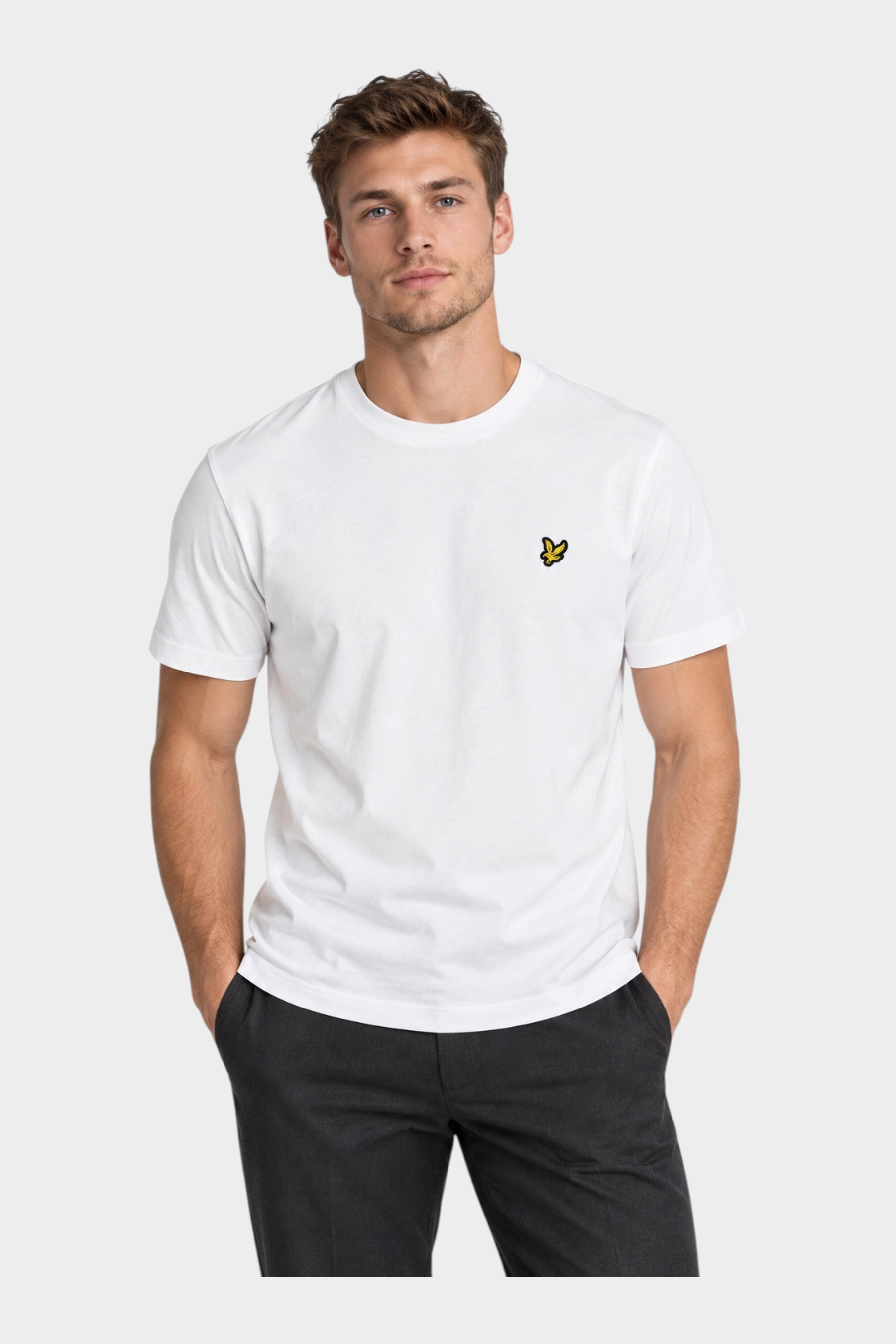Modello indossa t-shirt bianca in cotone Follower SRL con logo Lyle & Scott sul petto