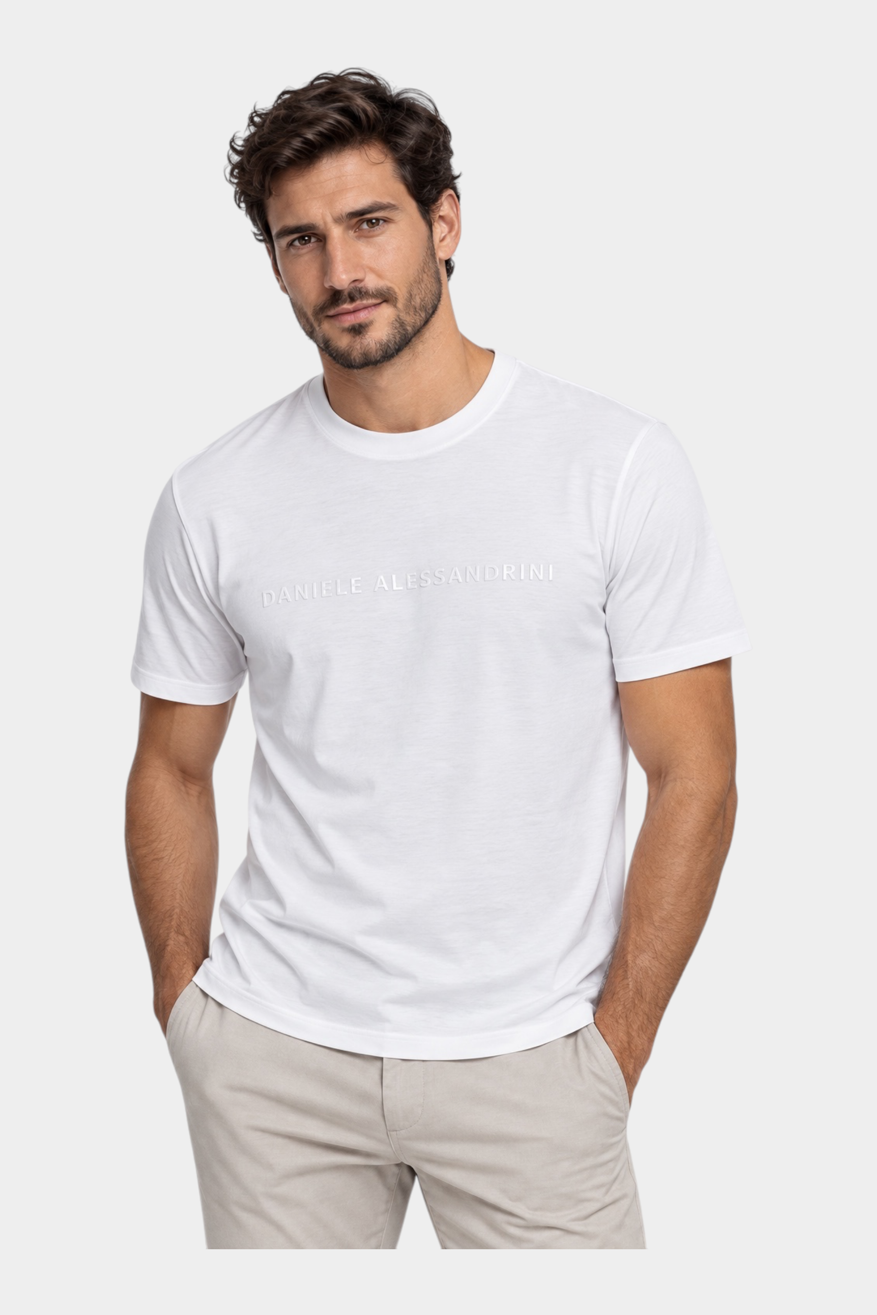 Modello indossa t-shirt bianca Follower SRL Daniele Alessandrini in cotone e modal con logo ricamato sul petto