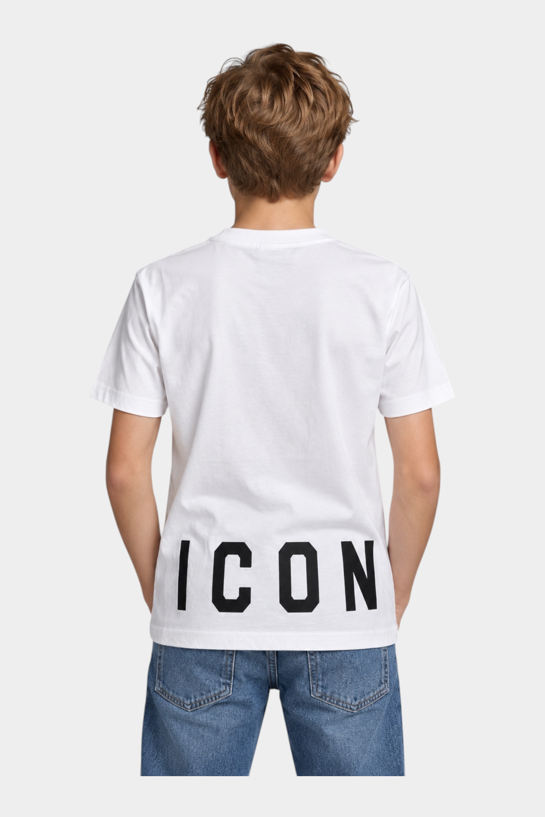 Ragazzo indossa una t-shirt bianca Follower SRL con scritta ICON nera sul retro, vista posteriore