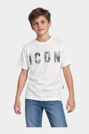 Ragazzo indossa una t-shirt bianca Follower SRL con scritta ICON mimetica sul petto e etichetta laterale