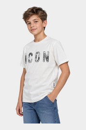 Ragazzo indossa una T-shirt bianca Follower SRL in cotone con stampa ICON mimetica sul petto
