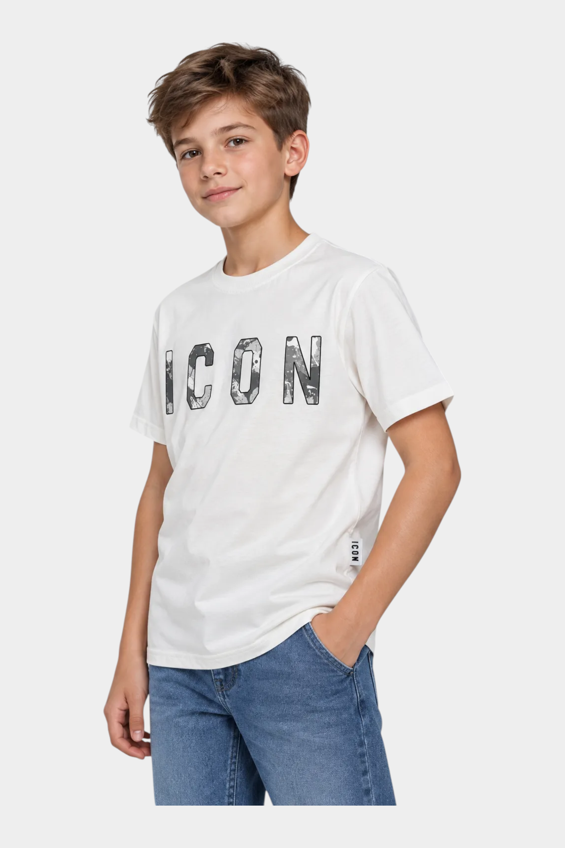 Ragazzo indossa una T-shirt bianca Follower SRL in cotone con stampa ICON mimetica sul petto