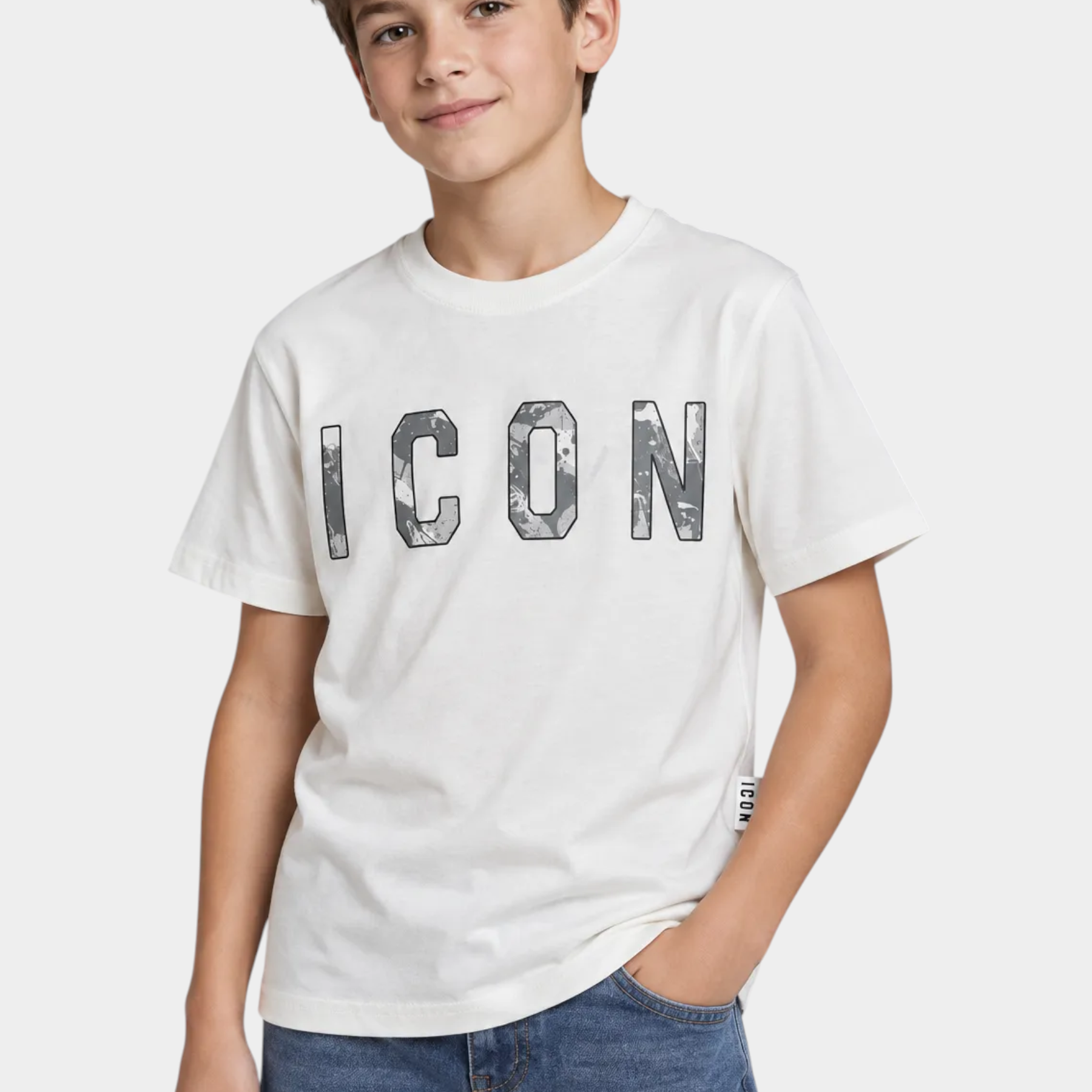 Ragazzo indossa una T-shirt bianca Follower SRL con stampa ICON mimetica sul petto e jeans blu