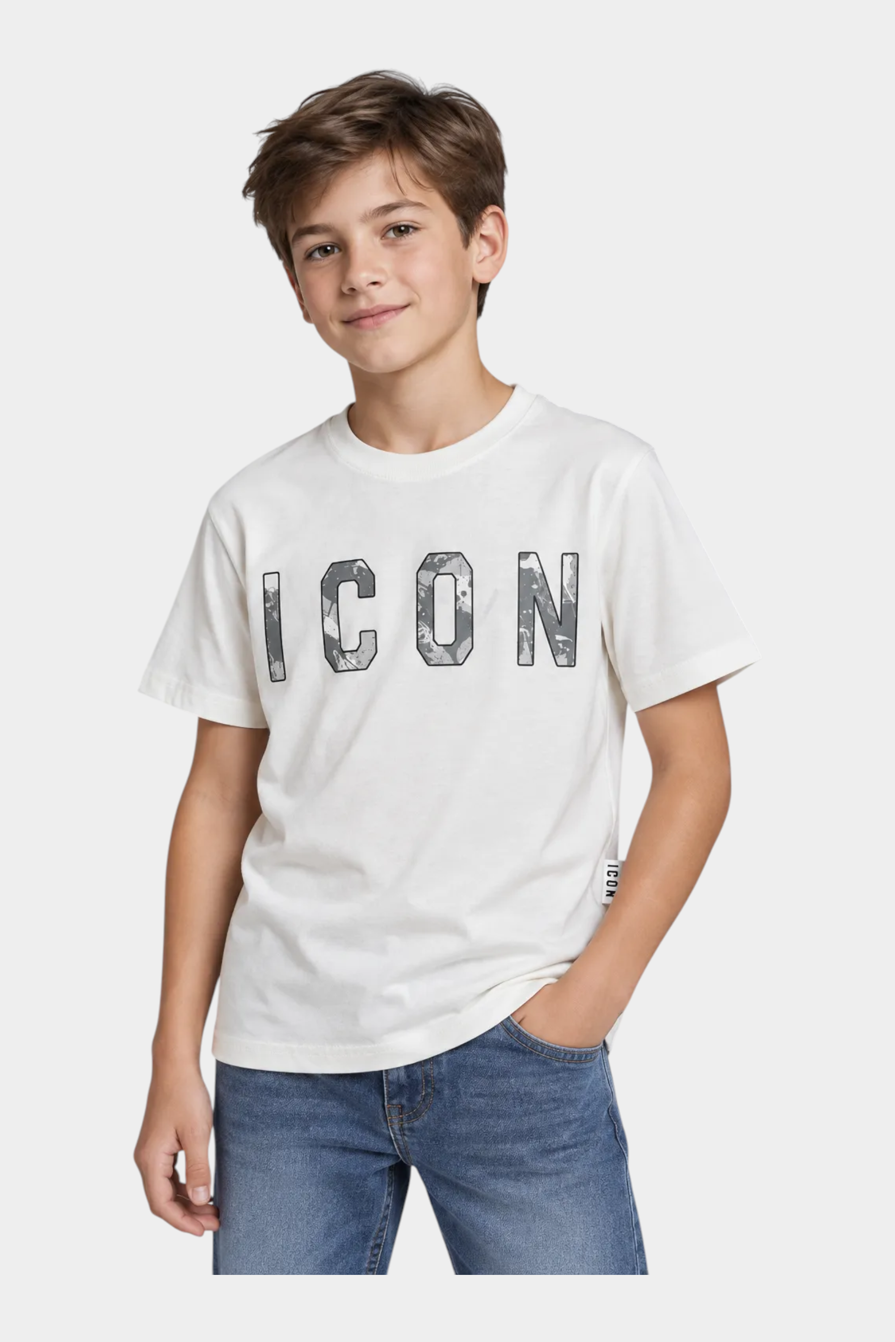Ragazzo indossa una T-shirt bianca Follower SRL con stampa ICON mimetica sul petto e jeans blu