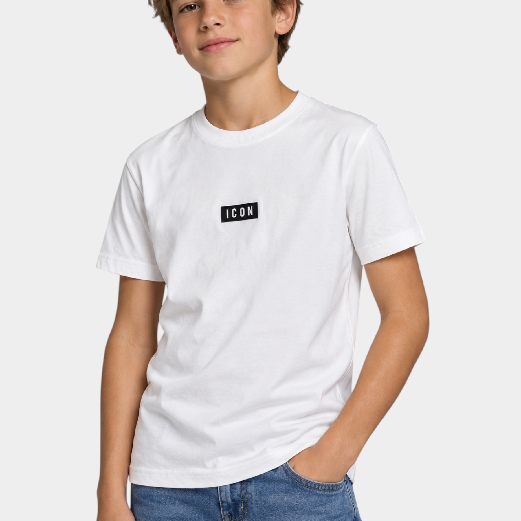 Ragazzo indossa una T-shirt bianca Follower SRL con logo ICON nero sul petto e jeans blu
