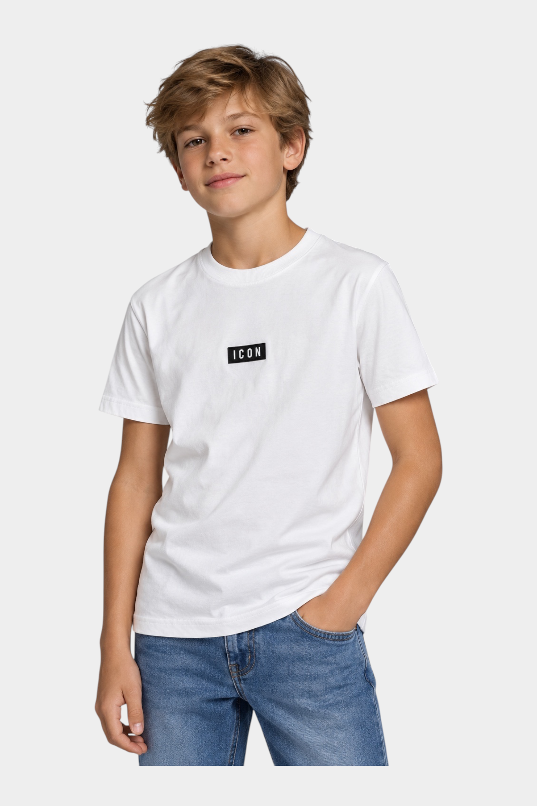 Ragazzo indossa una T-shirt bianca Follower SRL con logo ICON nero sul petto e jeans blu