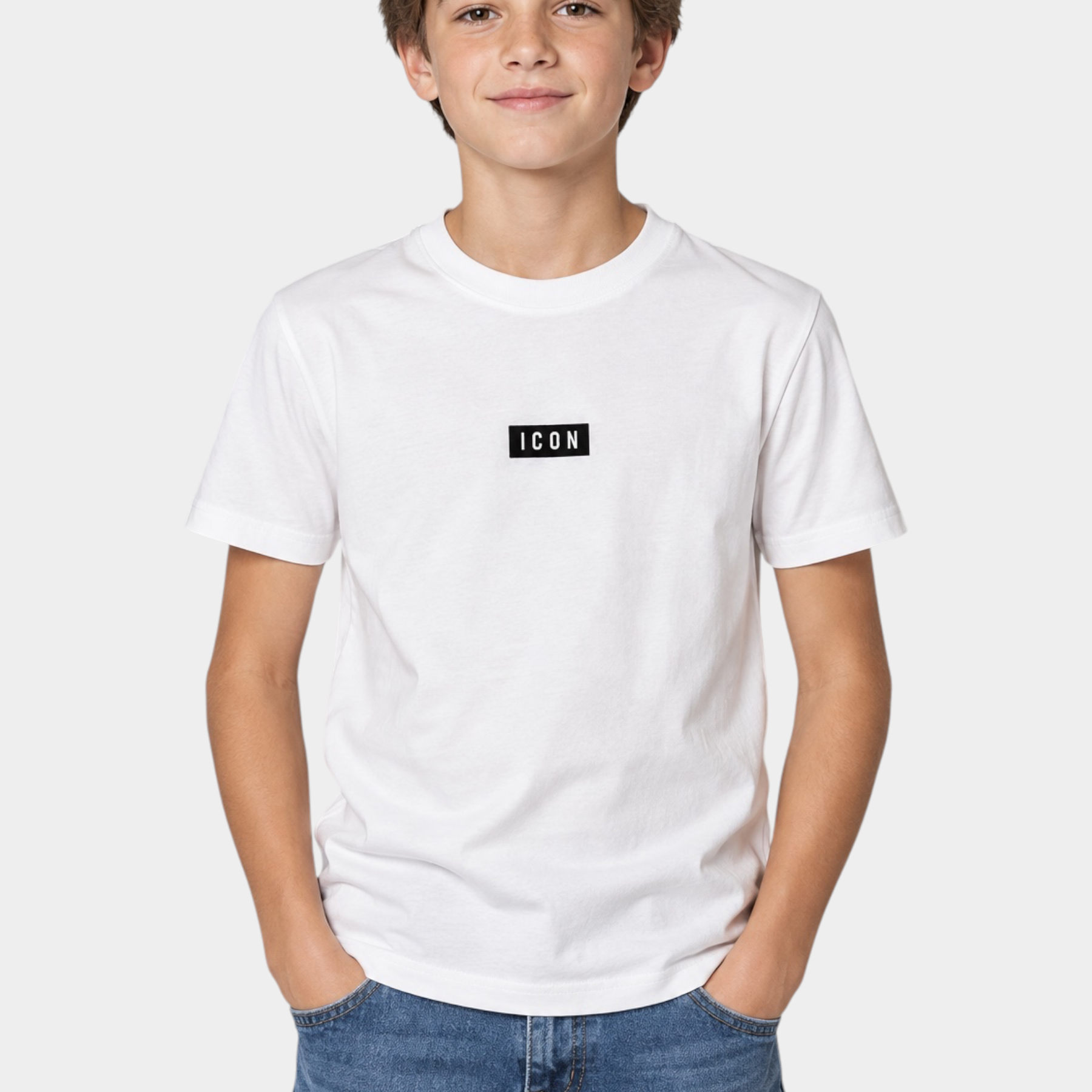 Ragazzo indossa una T-shirt bianca Follower SRL in cotone con logo ICON nero sul petto e jeans blu