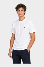 Modello indossa t-shirt bianca in cotone LYLE & SCOTT con logo iconico, proposta da Follower SRL