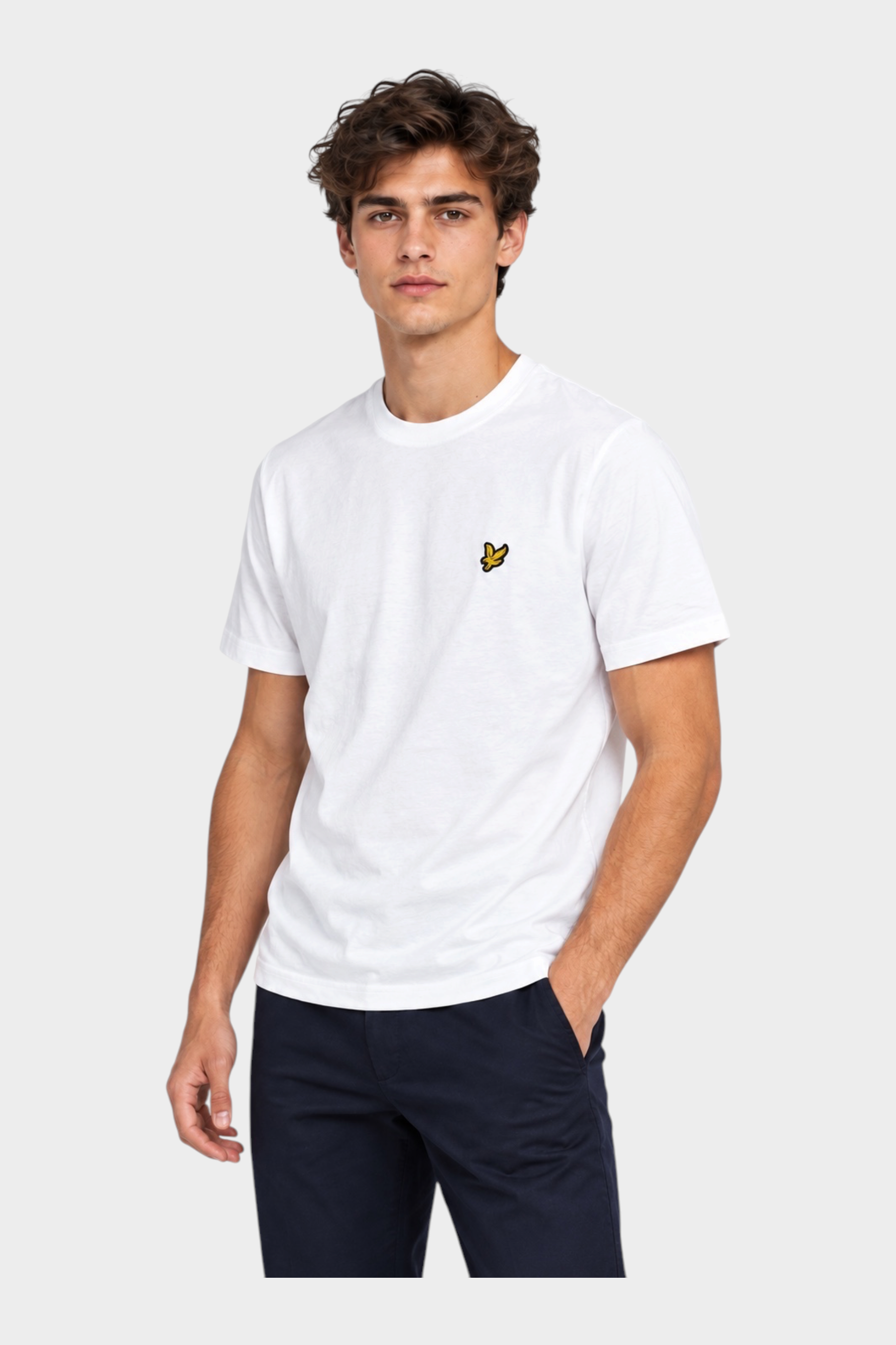 Modello indossa t-shirt bianca in cotone LYLE & SCOTT con logo iconico, proposta da Follower SRL