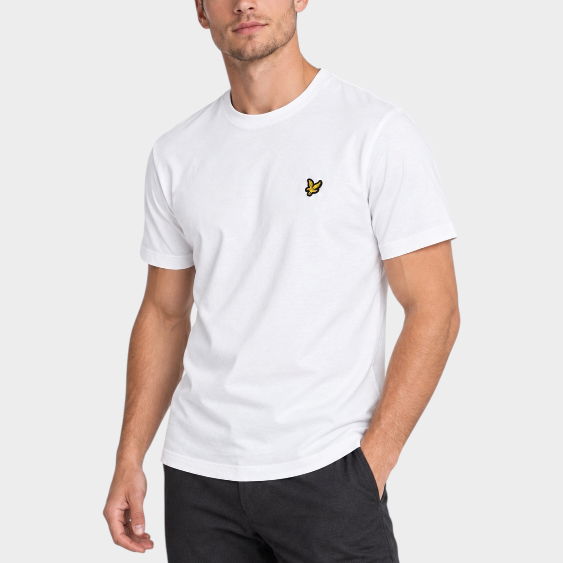 Modello indossa t-shirt bianca in cotone LYLE & SCOTT con logo iconico sul petto, proposta da Follower SRL