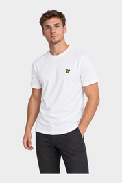 Modello indossa t-shirt bianca in cotone LYLE & SCOTT con logo iconico sul petto, proposta da Follower SRL
