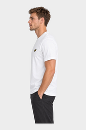 Modello indossa t-shirt bianca Follower SRL Lyle & Scott con logo ricamato sul petto, vista laterale