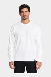 Modello indossa t-shirt bianca a maniche lunghe regular fit IMPERIAL di Follower SRL con dettaglio logo sul fondo