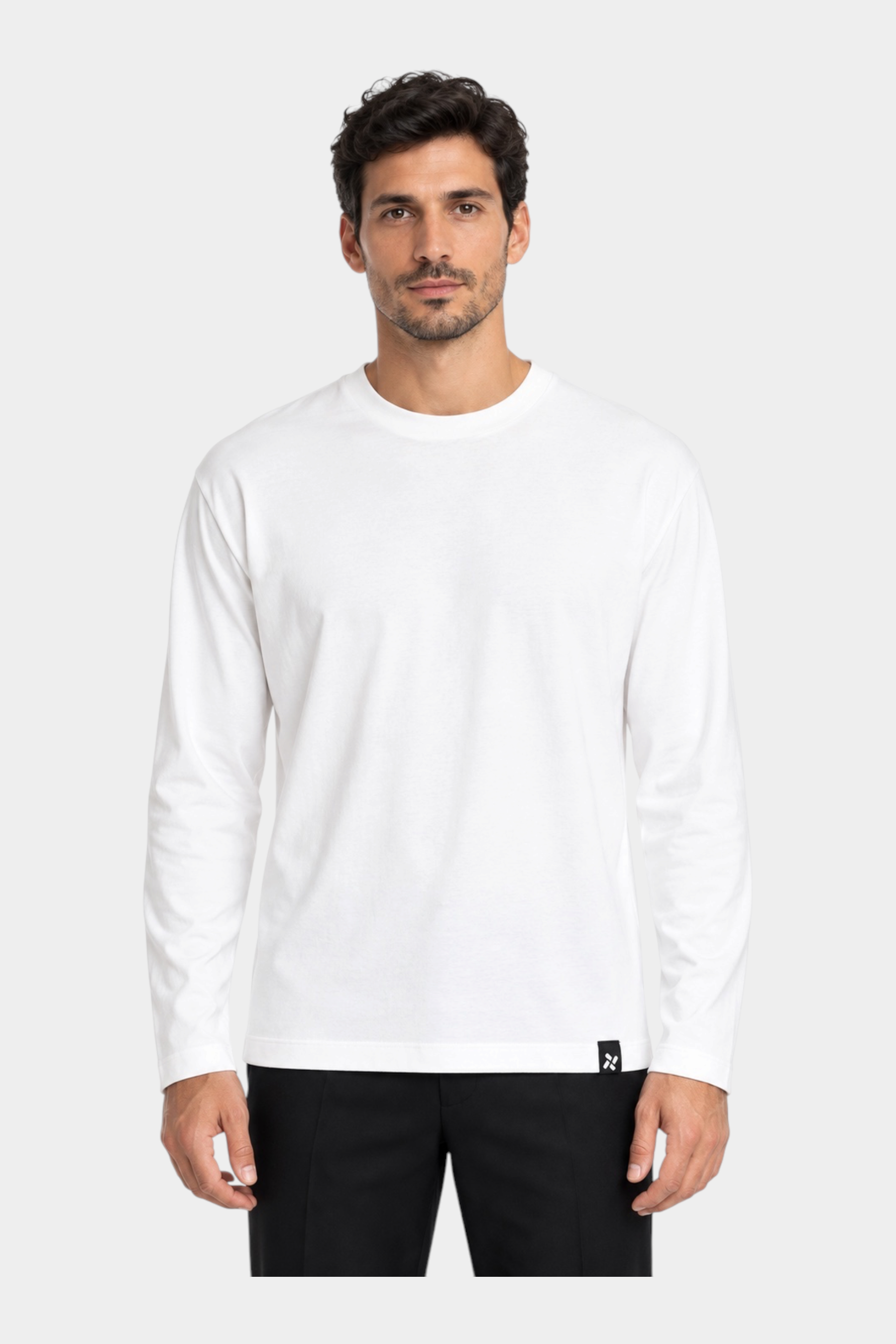 Modello indossa t-shirt bianca a maniche lunghe regular fit IMPERIAL di Follower SRL con dettaglio logo sul fondo