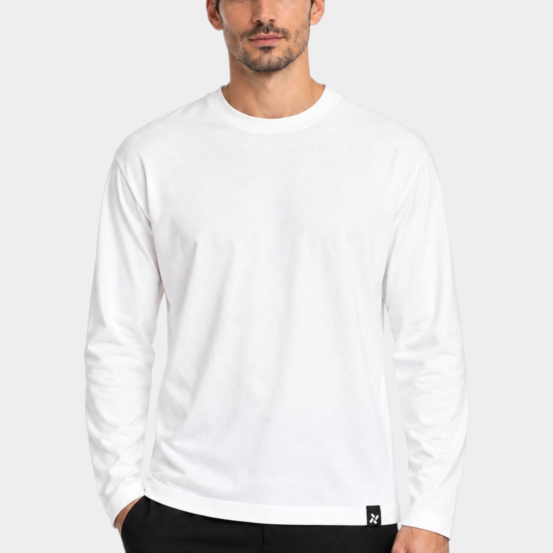 Modello indossa una t-shirt a manica lunga bianca regular fit di Follower SRL con etichetta sul bordo inferiore
