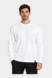 Modello indossa una t-shirt a manica lunga bianca regular fit di Follower SRL con etichetta sul bordo inferiore