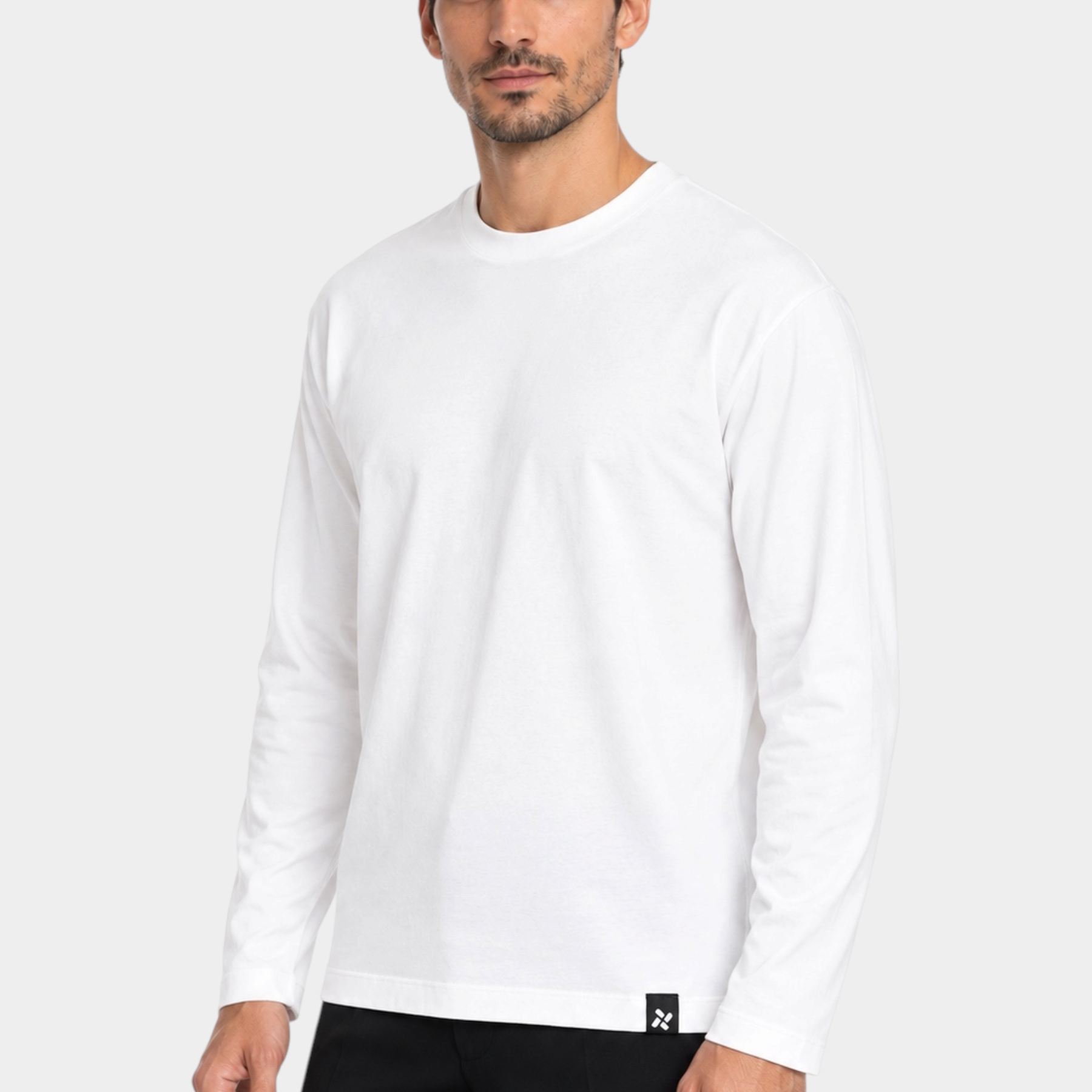 Modello indossa una t-shirt bianca a manica lunga regular fit di Follower SRL con dettaglio logo sul bordo