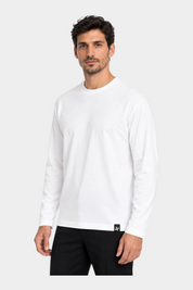 Modello indossa una t-shirt bianca a manica lunga regular fit di Follower SRL con dettaglio logo sul bordo