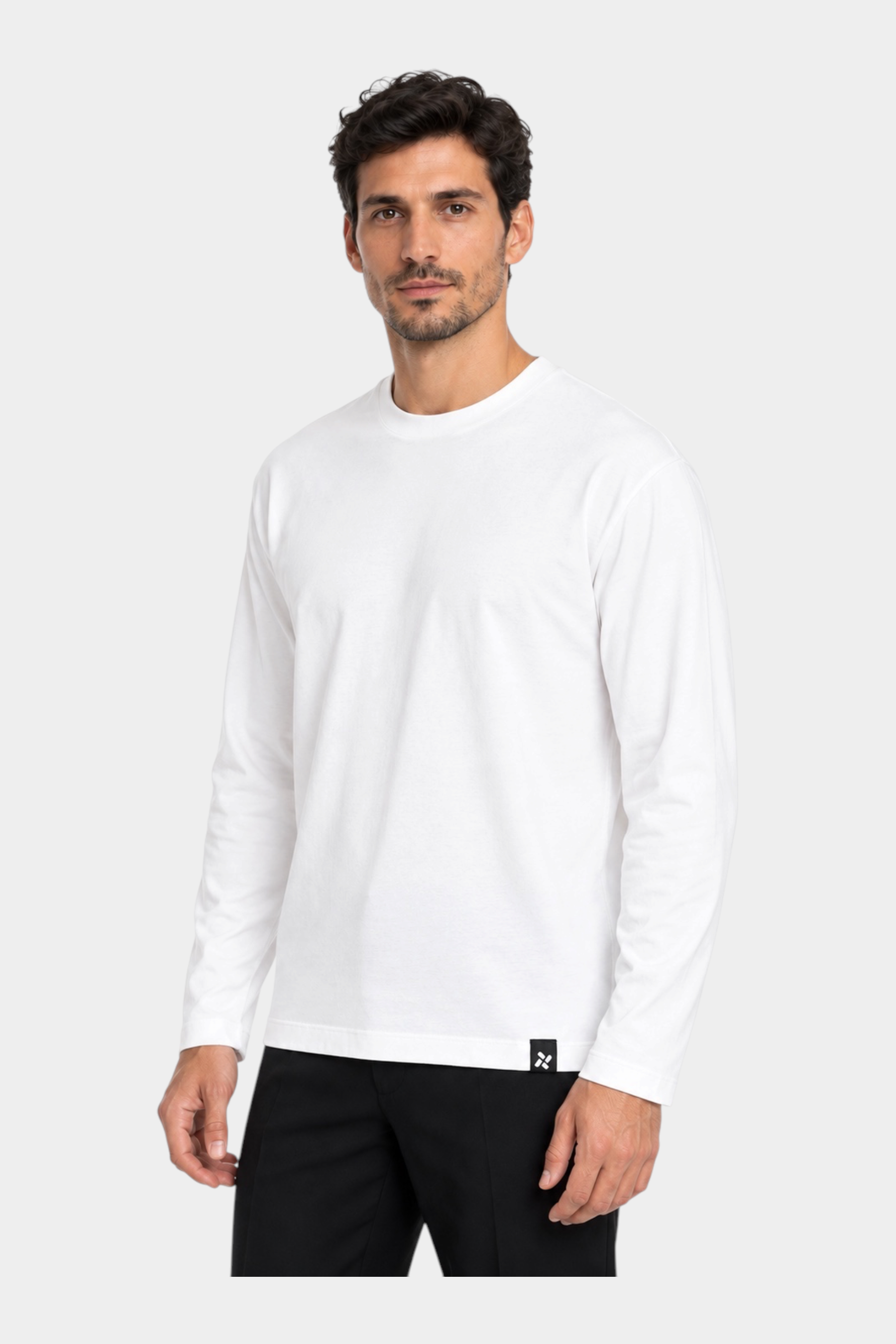 Modello indossa una t-shirt bianca a manica lunga regular fit di Follower SRL con dettaglio logo sul bordo